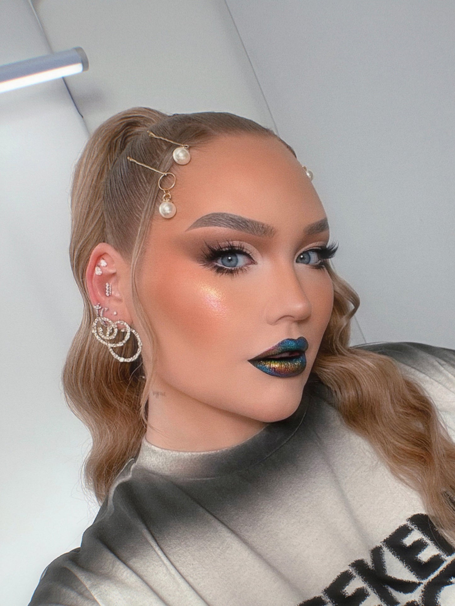 Nikkie Tuturials photo wearing Karla Cosmetics Velvet Dreams pressed pigment